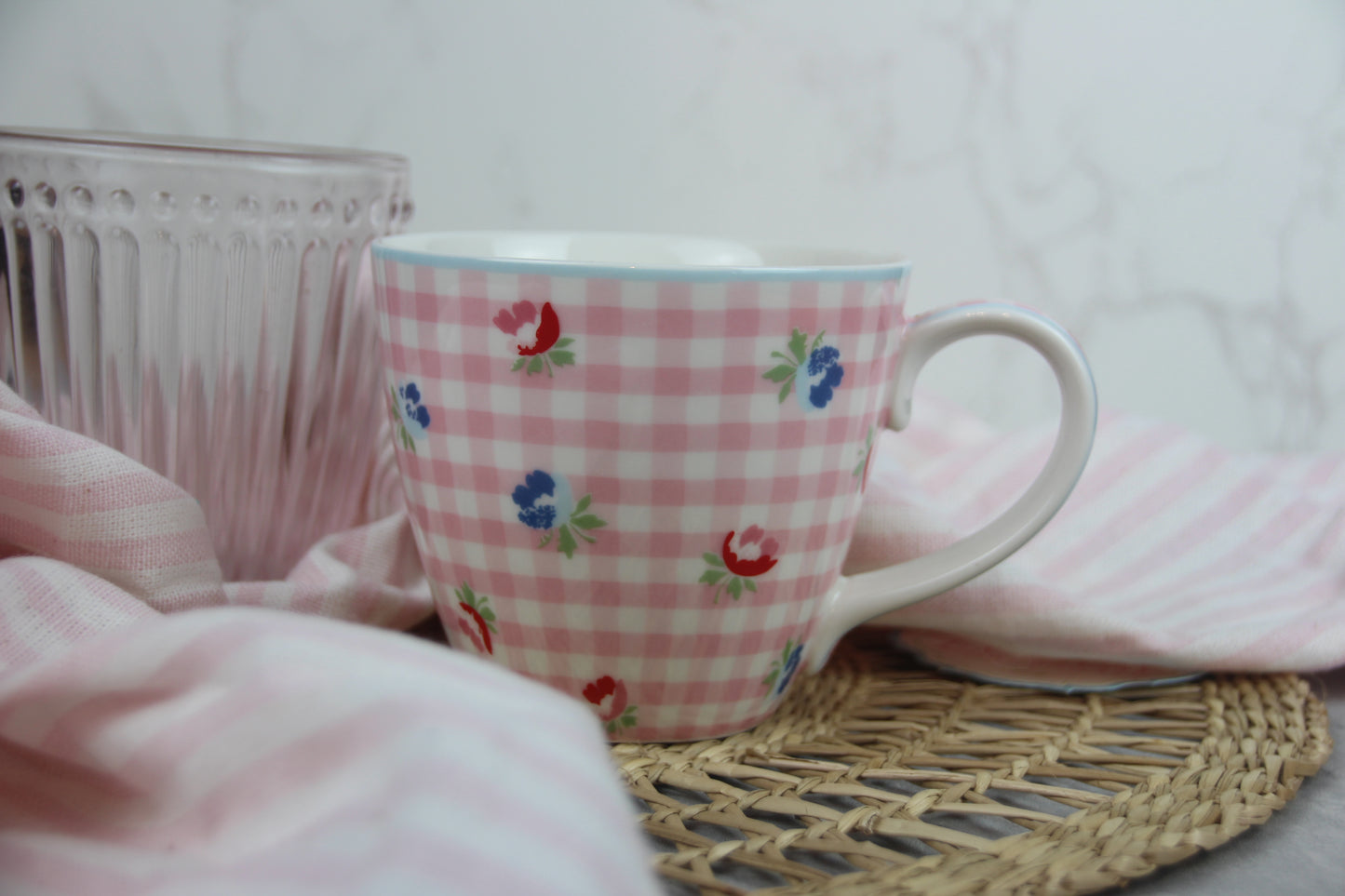 Greengate Mug Viola - Tasse mit Blumen und Karo-Muster 350 ml
